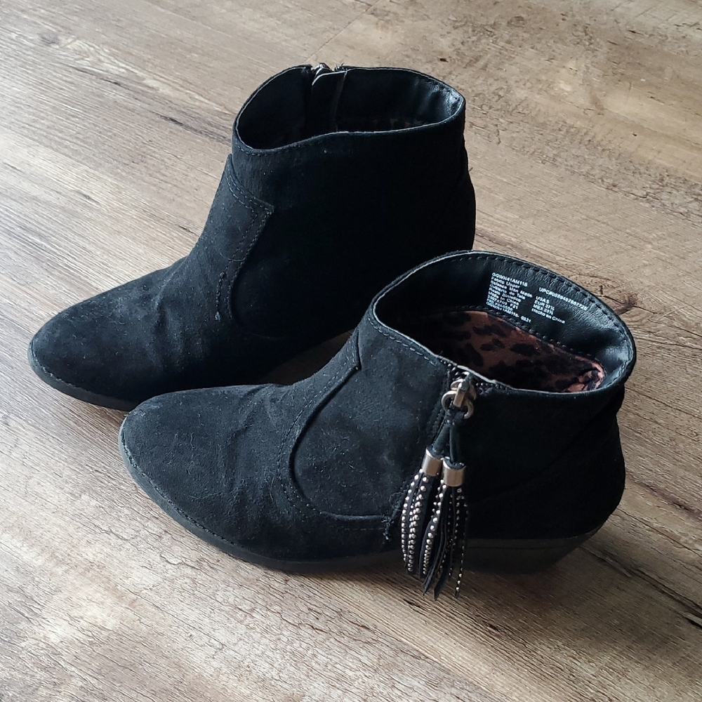 5/$15 Black Suede Ankle Boots Size 5